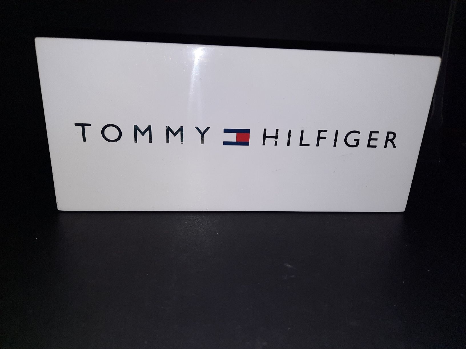 Schilder: Tommy Hilfiger cartello pubblicitario – Gebraucht aus Biasca von Old_6blh