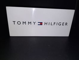 Tommy Hilfiger cartello pubblicitario