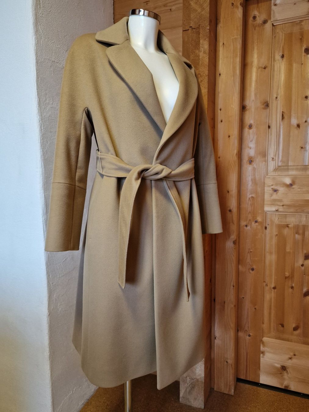 Cappotti: Cinzia Rocca Wollmantel Camel NP. CHF 670.00 – Usato da Conters im Prättigau venduto da baffe 2