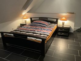 Bett schwarz mit Nachttischen und Lattenrost