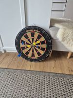 Dartscheibe mit 6 Pfeilen
