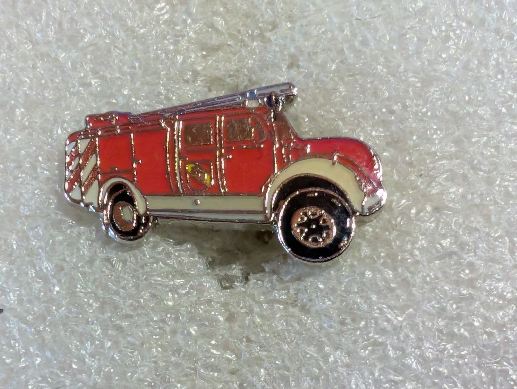 Placchette & Badge: Ansteckpin 133: Feuerwehrauto – Usato da Oppligen venduto da Pin-Fall-Shop