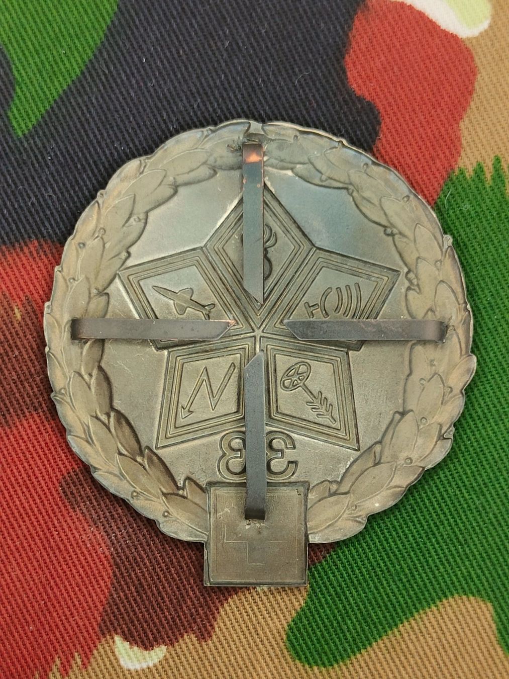 Schweizer Armee Placchette & Badge: Béretemblem Fliegerabwehrbrigade 33, Variante 1 – Usato da Bauma venduto da SwissMilitaria 1