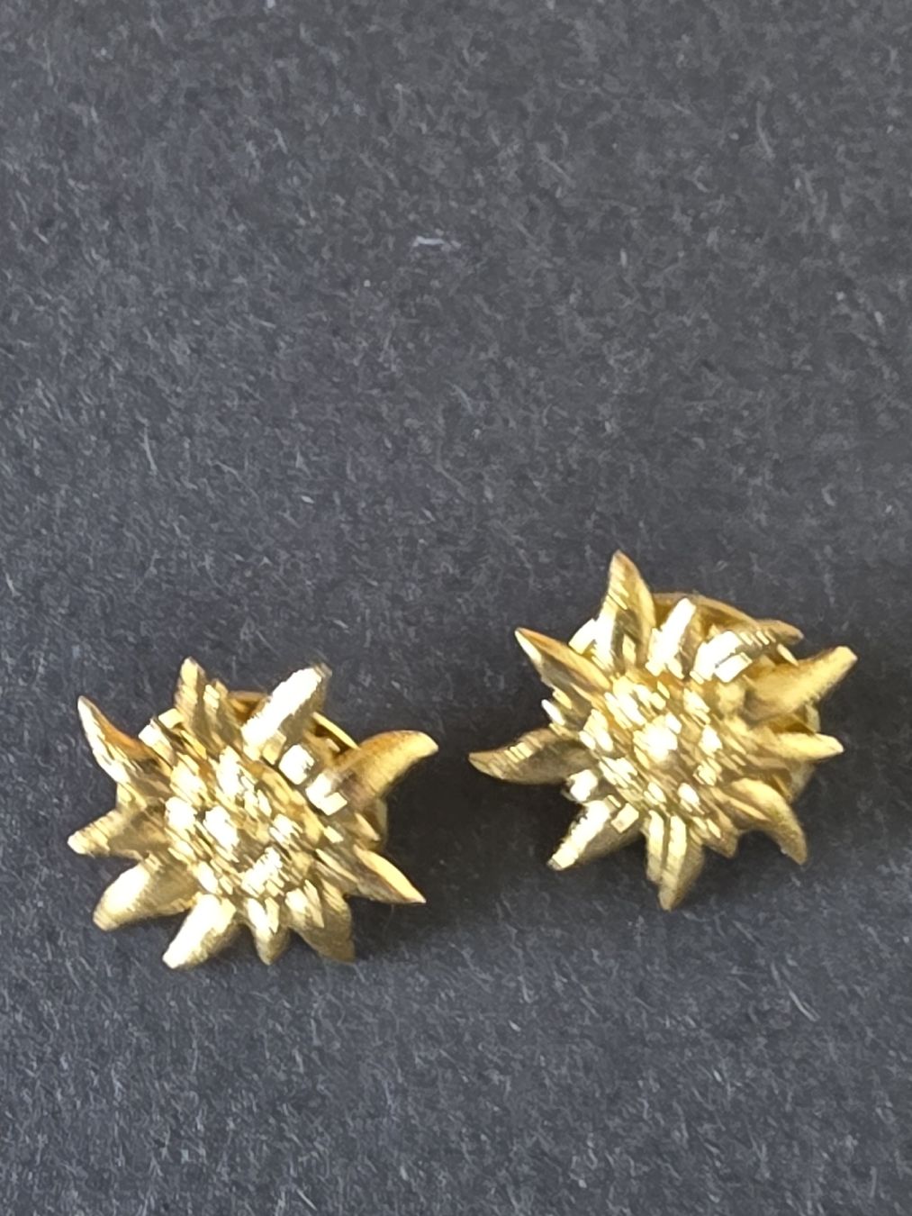 Placchette & Badge: Golden Edelweiss Pins x2  – Usato da Hinwil venduto da Ehretstock8 1