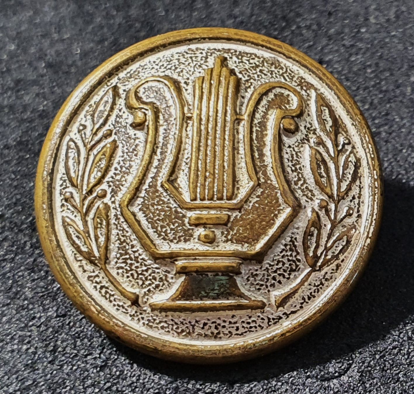 Plaquettes & Badges: CC858 - Alter Knopf Leier Harfe Musikverein oder Militär – D'occasion à Reinach BL par Boston-Verkauf