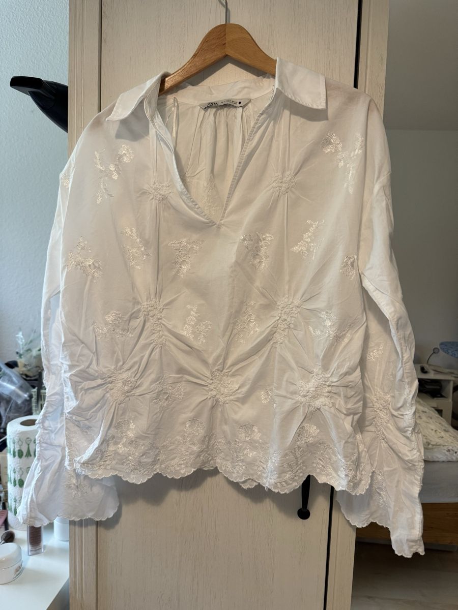Zara Blusen: Zara ZW gathered embroidered blouse – Gebraucht aus Kilchberg ZH von ngt_hnw9