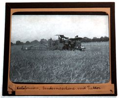 Glasdia USA Getreideernte Erntemaschine mit Traktor, um 1920