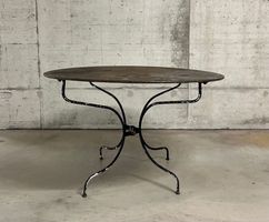 nostalgischer französischer metalltisch mit ornament