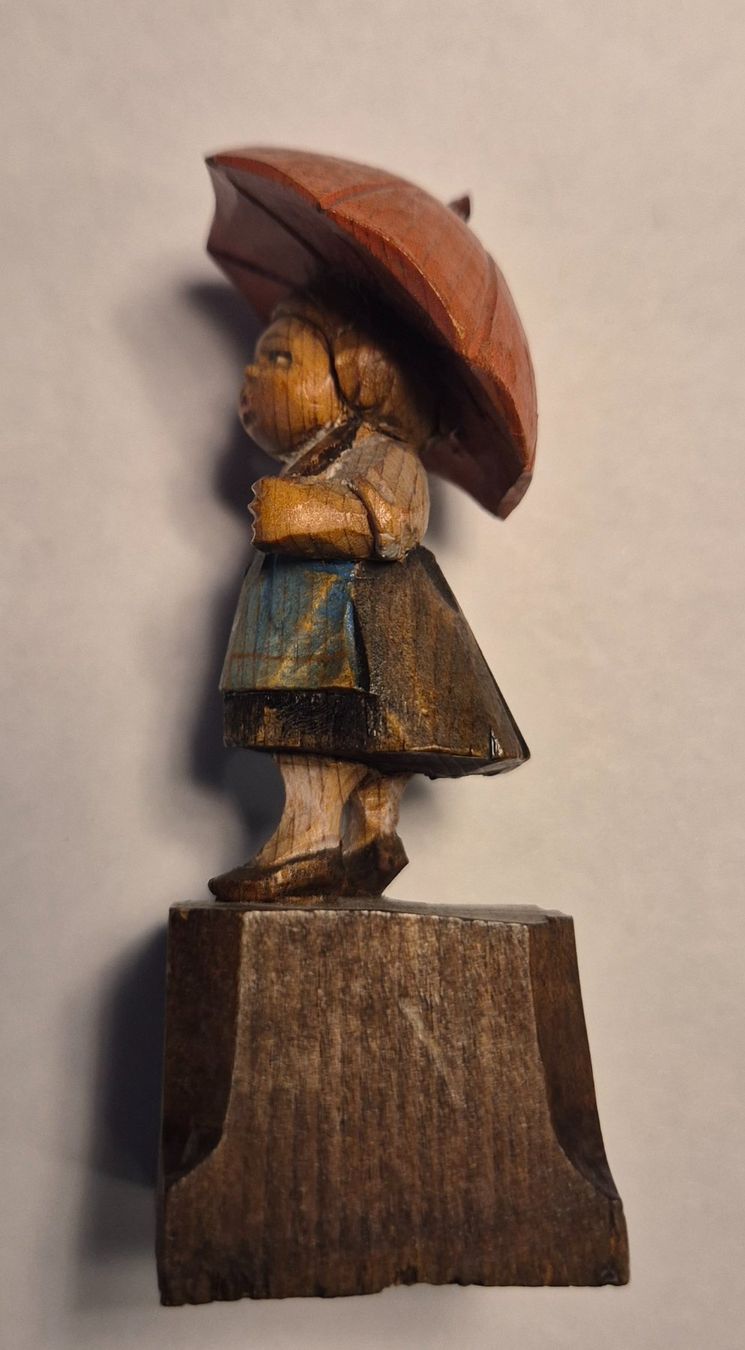 Skulpturen & Statuen: Brienzer Mädchen mit Schirm aus Holz handgeschnitzt – Gebraucht aus Neerach von SilliS 1