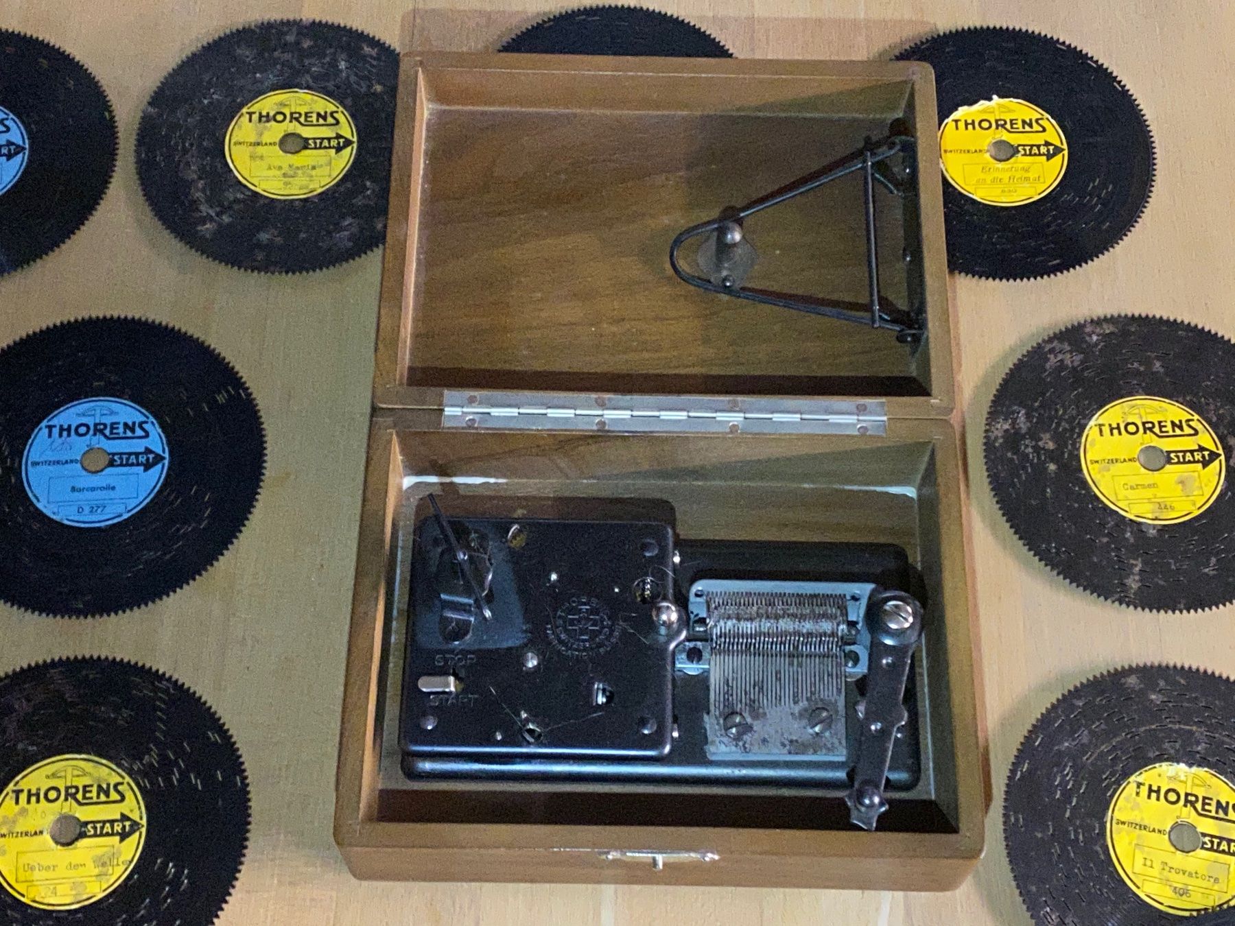Thorens Spieldosen: THORENS POLYPHON ANTIKE SPIELBOX MIT 9 METALL LOCHPLATTEN – Gebraucht aus Vorderthal von cgar2009 4