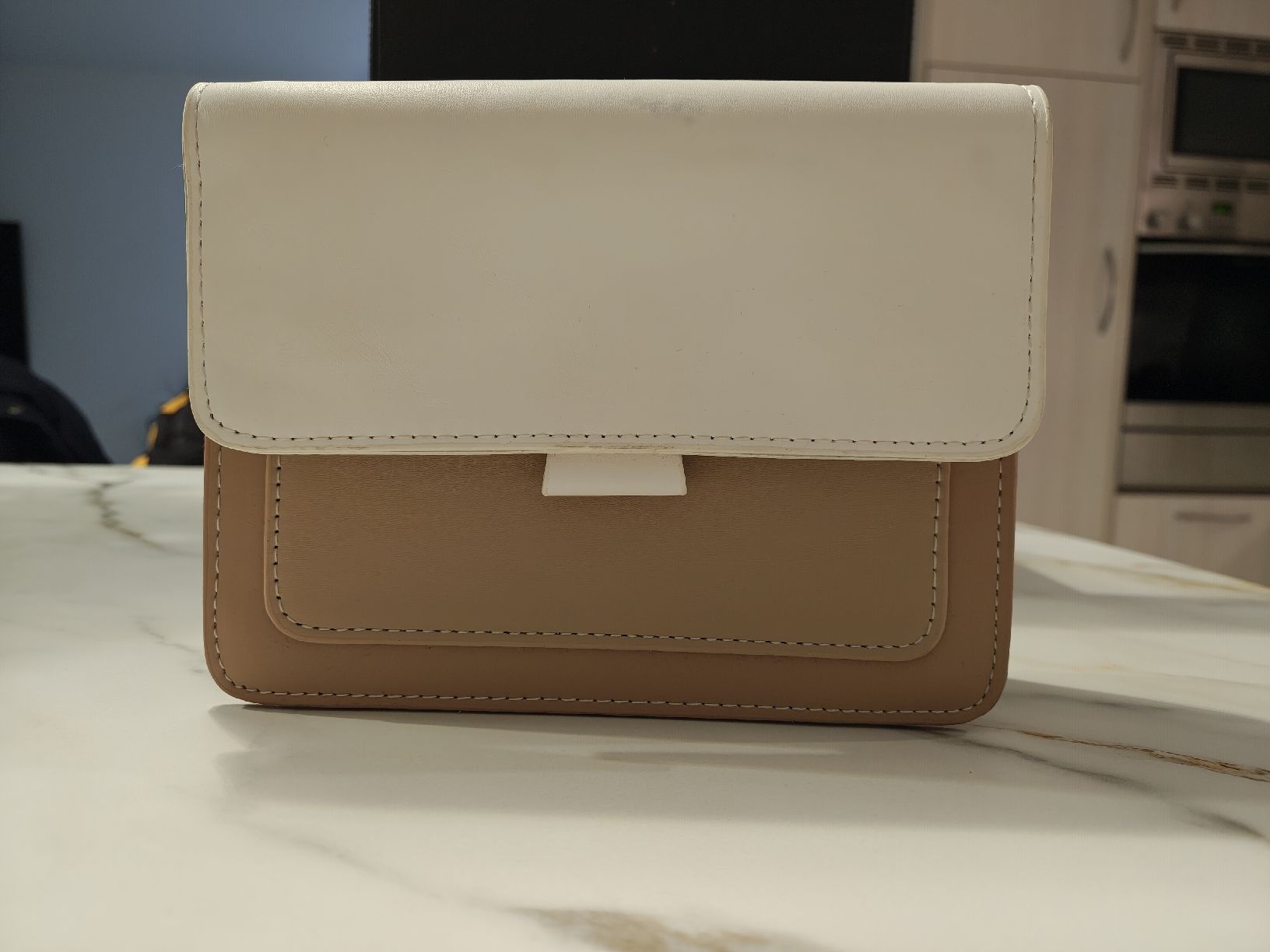Borse da donna: Handtasche, beige/weiss mit Goldkette – Usato da Rütihof venduto da iva_2yts 1