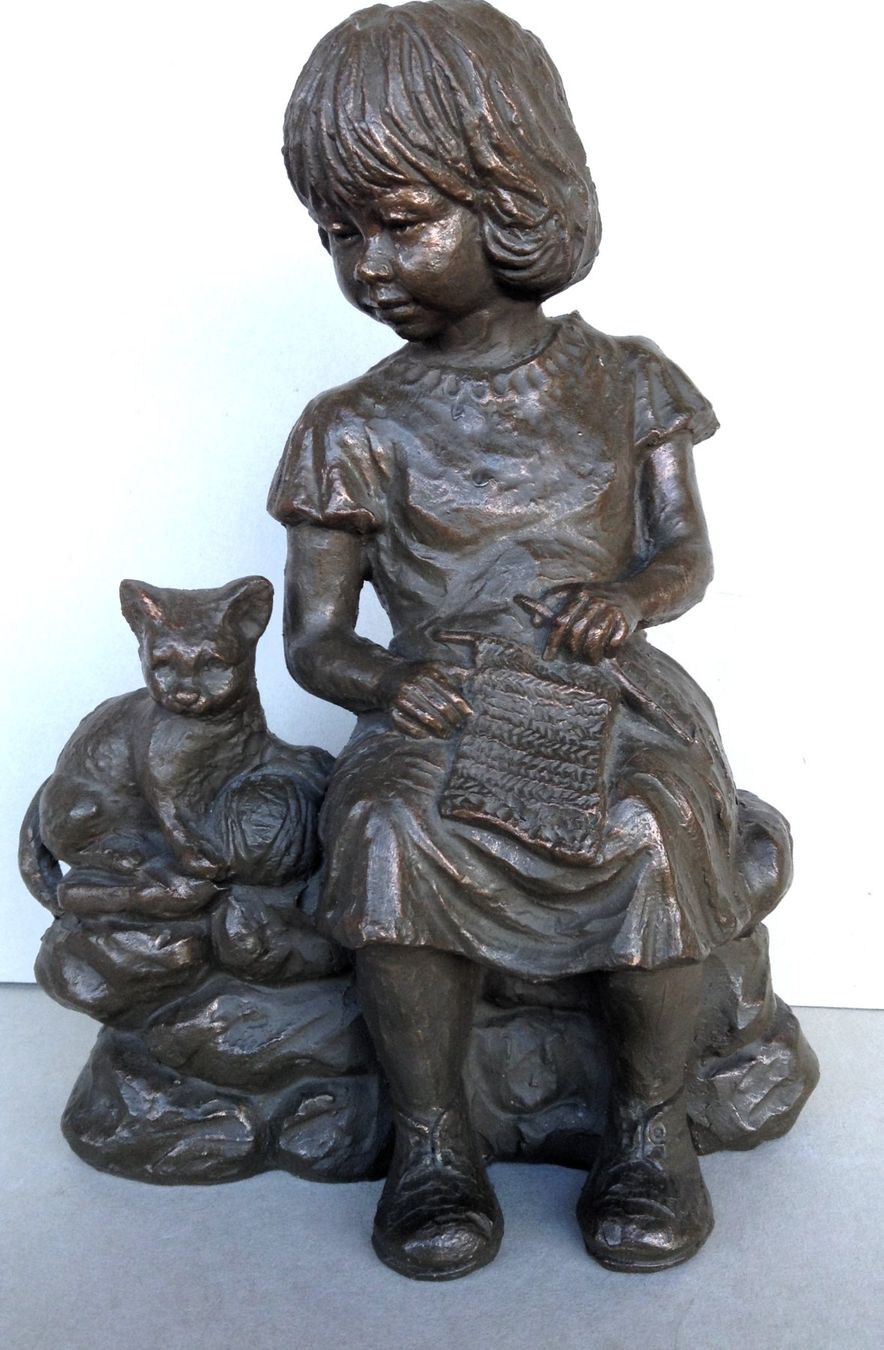 Skulpturen & Statuen: Keramik Skulptur bronziert, strickendes Mädchen mit Katze – Gebraucht aus Alpnach Dorf von MZ001