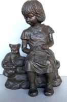 Keramik Skulptur bronziert, strickendes Mädchen mit Katze