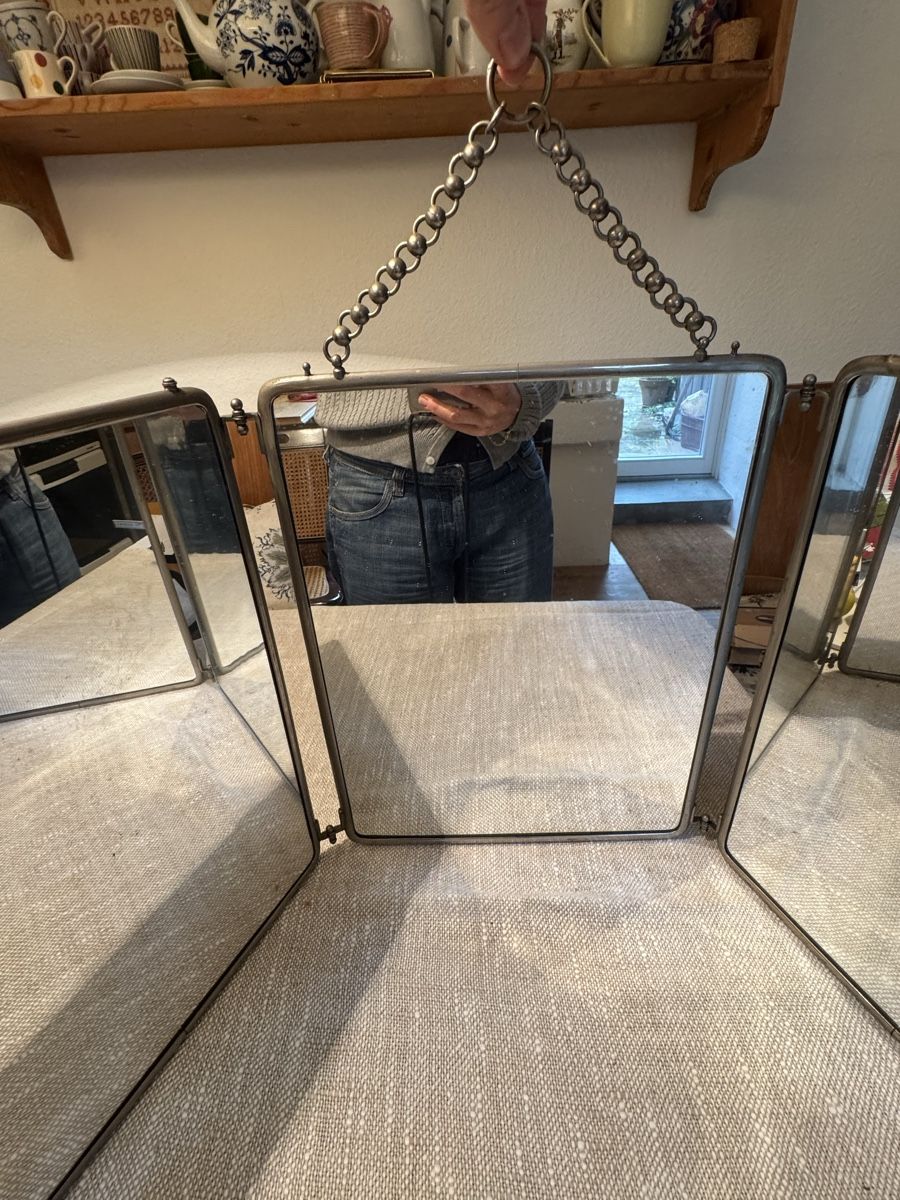 Specchi: Large vintage Tri-Fold Mirror with Chain and Stand. – Usato da Basel venduto da FlorinBasel 7