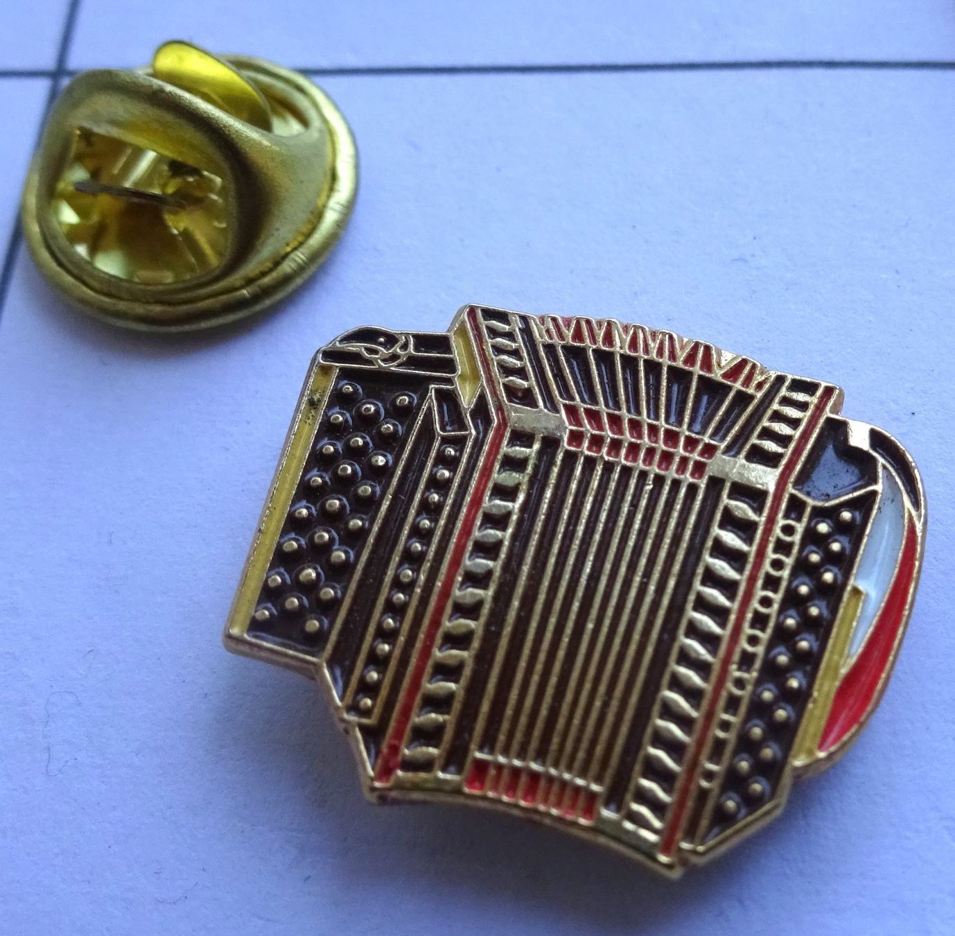 Plaketten & Abzeichen: Pin Schwitzerörgeli – Gebraucht aus Utzenstorf von BUtter81