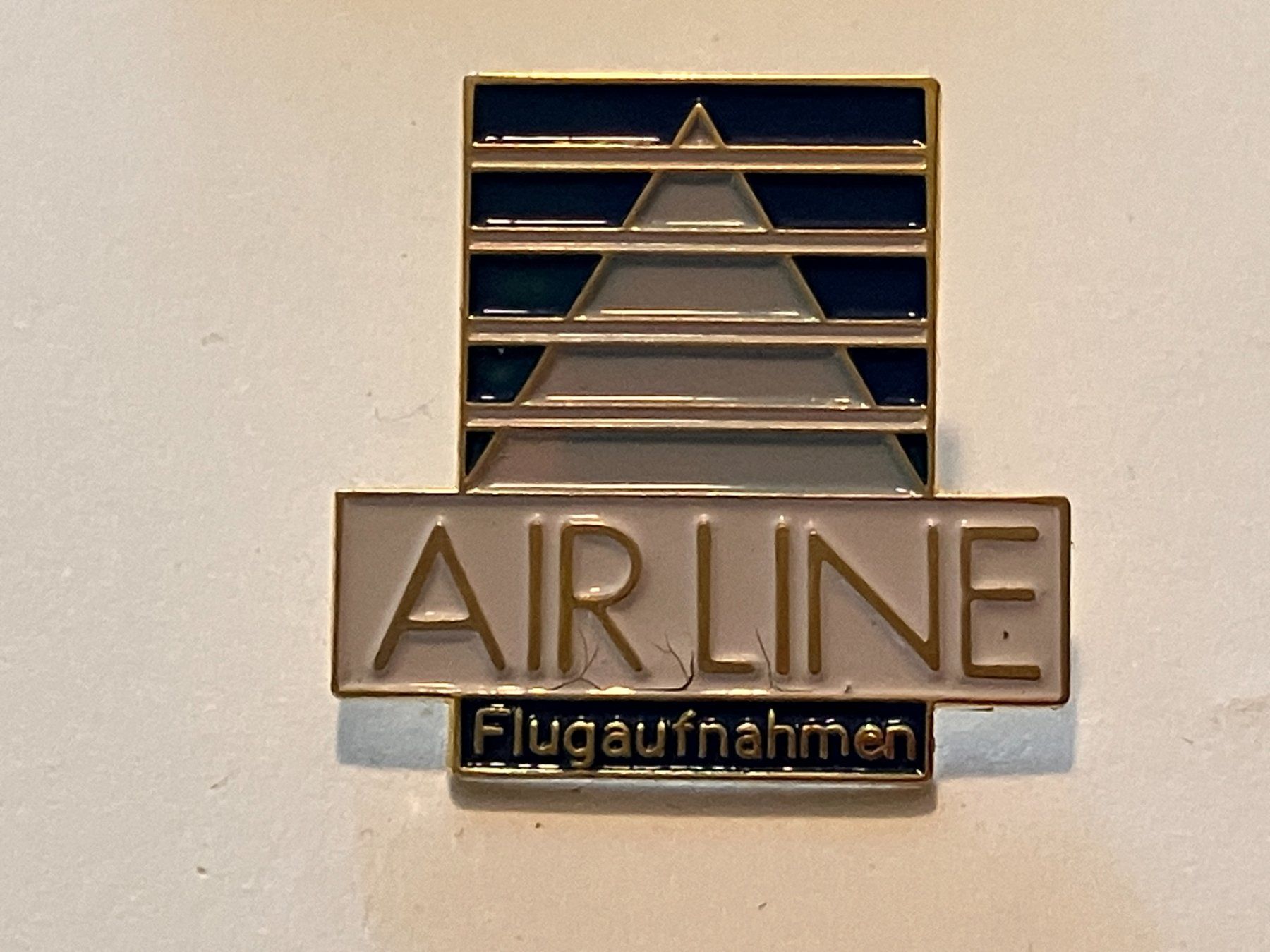 Placchette & Badge: 1 Pin Airline Flugaufnahmen – Usato da Basel venduto da djwwpp