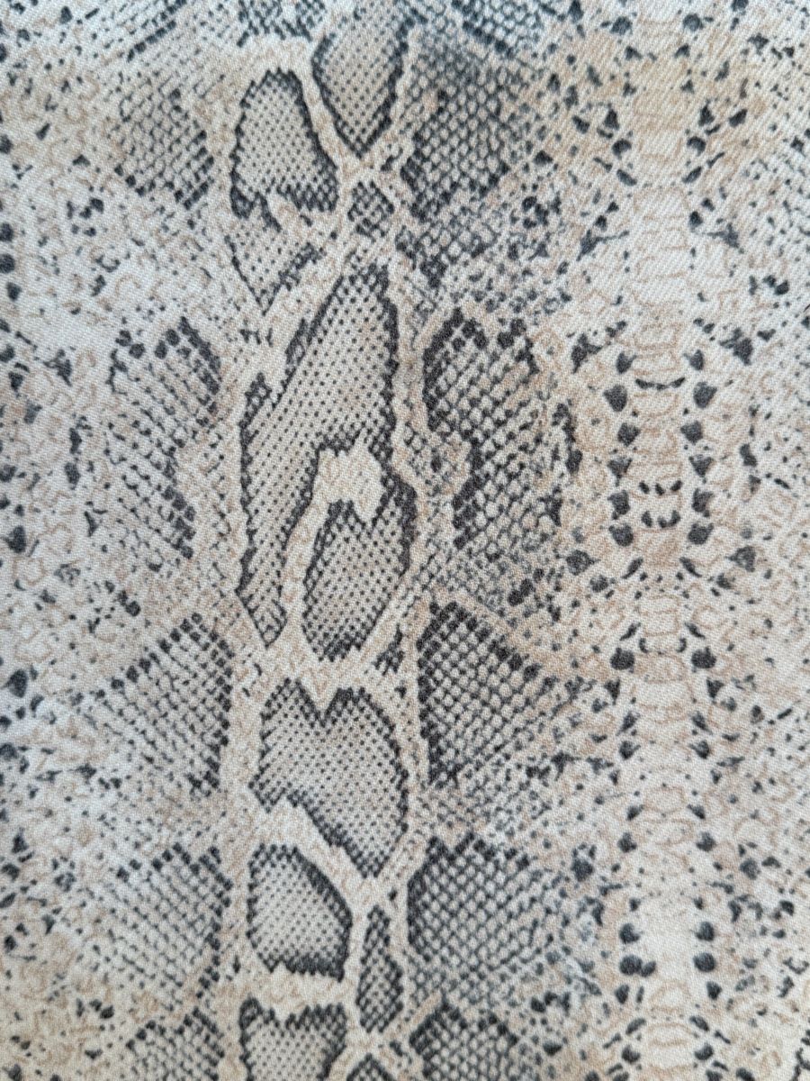 Tissus: Neu Stoff Schlangenmuster beige grau Denim  – Neuf avec emballage d'origine à Zürich par sha_vw65