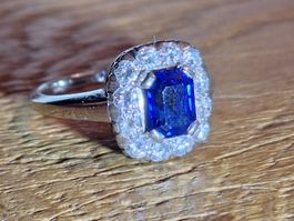 Ring Weissgold 750 Saphir / 12 nat. Diamanten Wert 4000 CHF