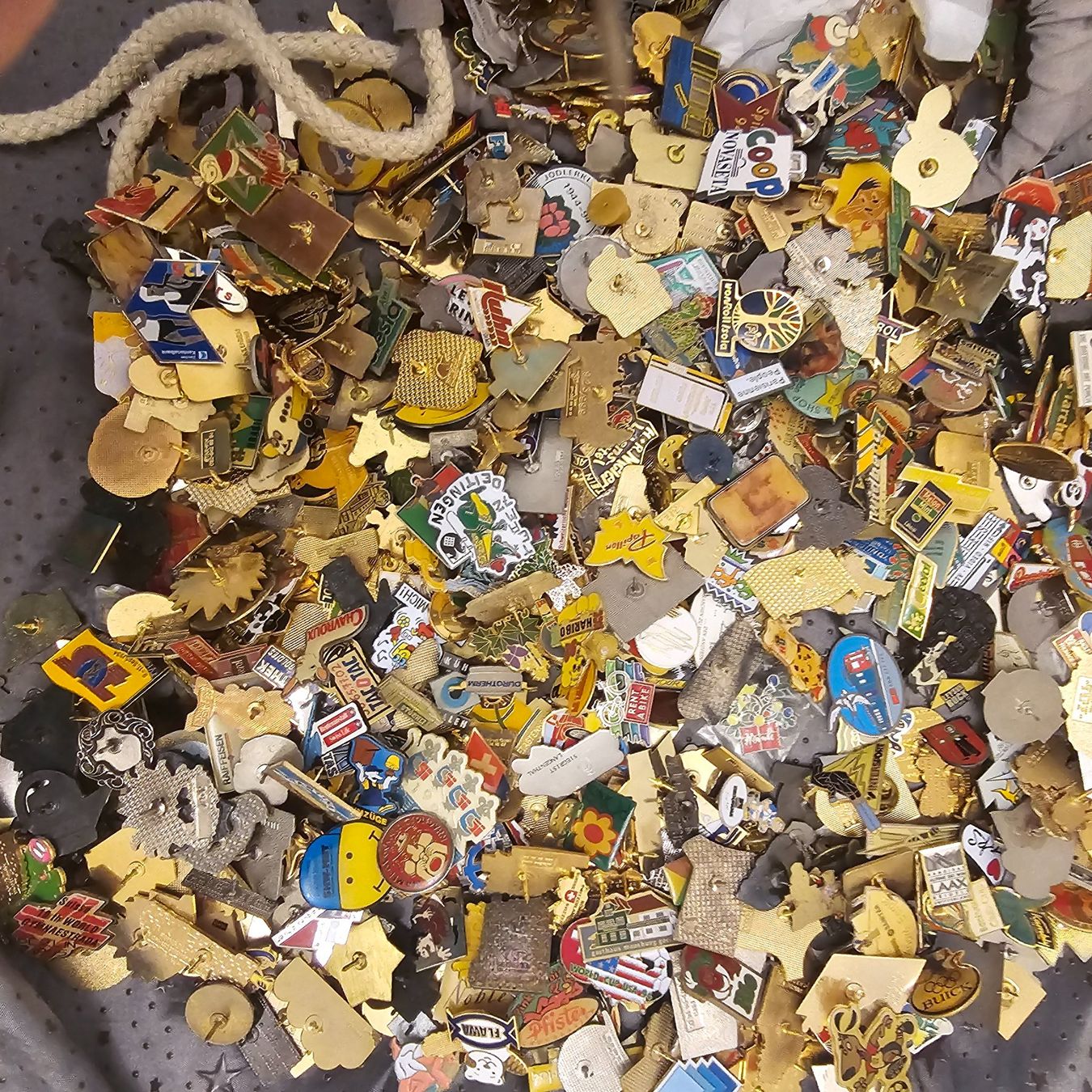 Plaquettes & Badges: Pins Sammlung 100 stück gemischt – D'occasion à wolfhalden par 46464646