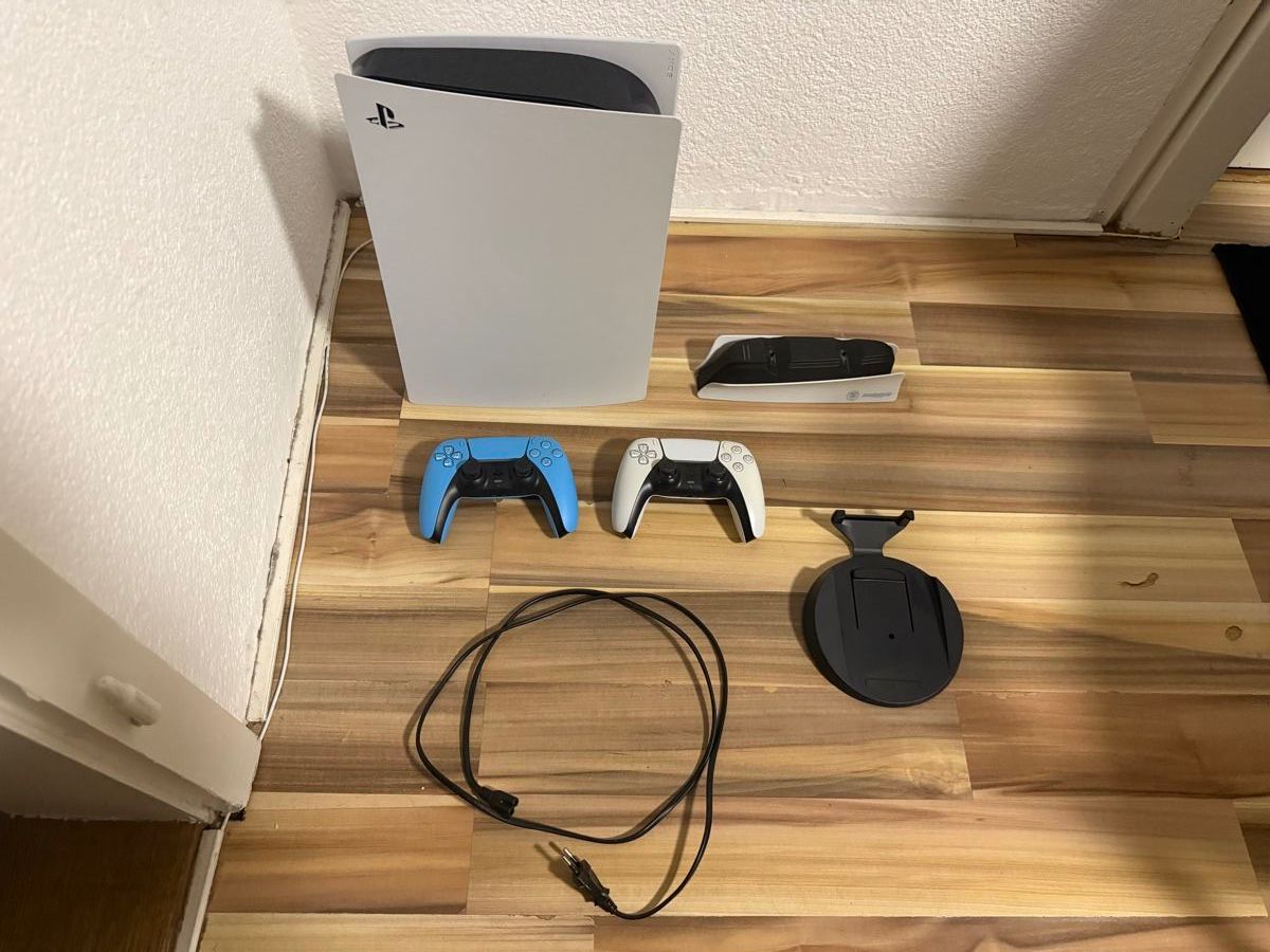 Sony Console: Playstation 5 Disc Version, 2 Controller, Ladestation – Usato da Widnau venduto da Refik28