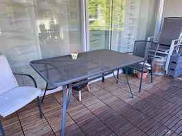 Gartentisch und Stühle
