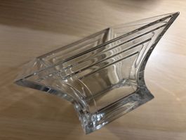 Deux contenants en cristal accompagnés d’un porte-bougie