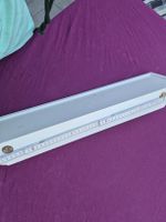 Wandregal weiss mit Stuckprofil 