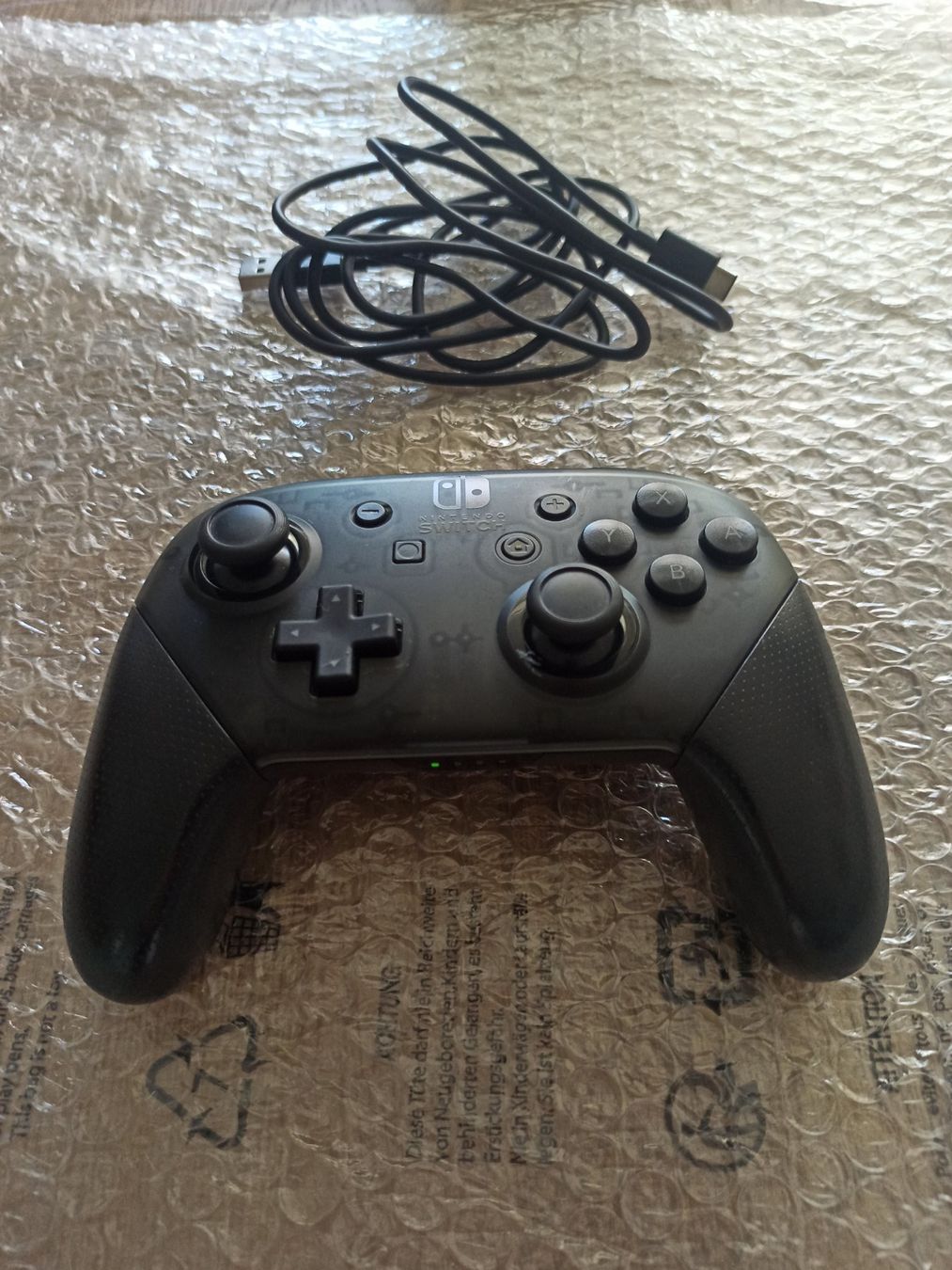 Manettes: Original Nintendo Switch Pro Controller + USB-C Kabel NSW – D'occasion à Oberweningen par mar_87mx 1