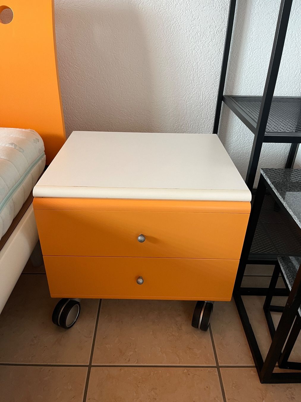 Betten: Bett mit Nachttisch – Gebraucht aus Krauchthal von val_jmq6 1