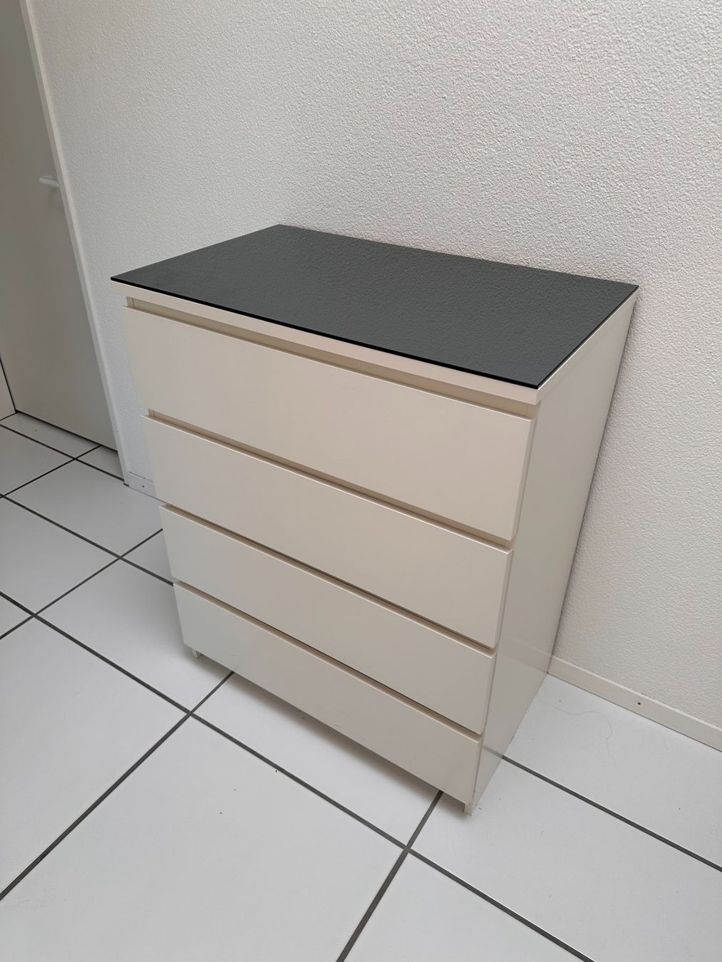 Cassettiere: IKEA Malm Kommode (Weiss mit Glasplatte) – Usato da Aarau venduto da Binfch