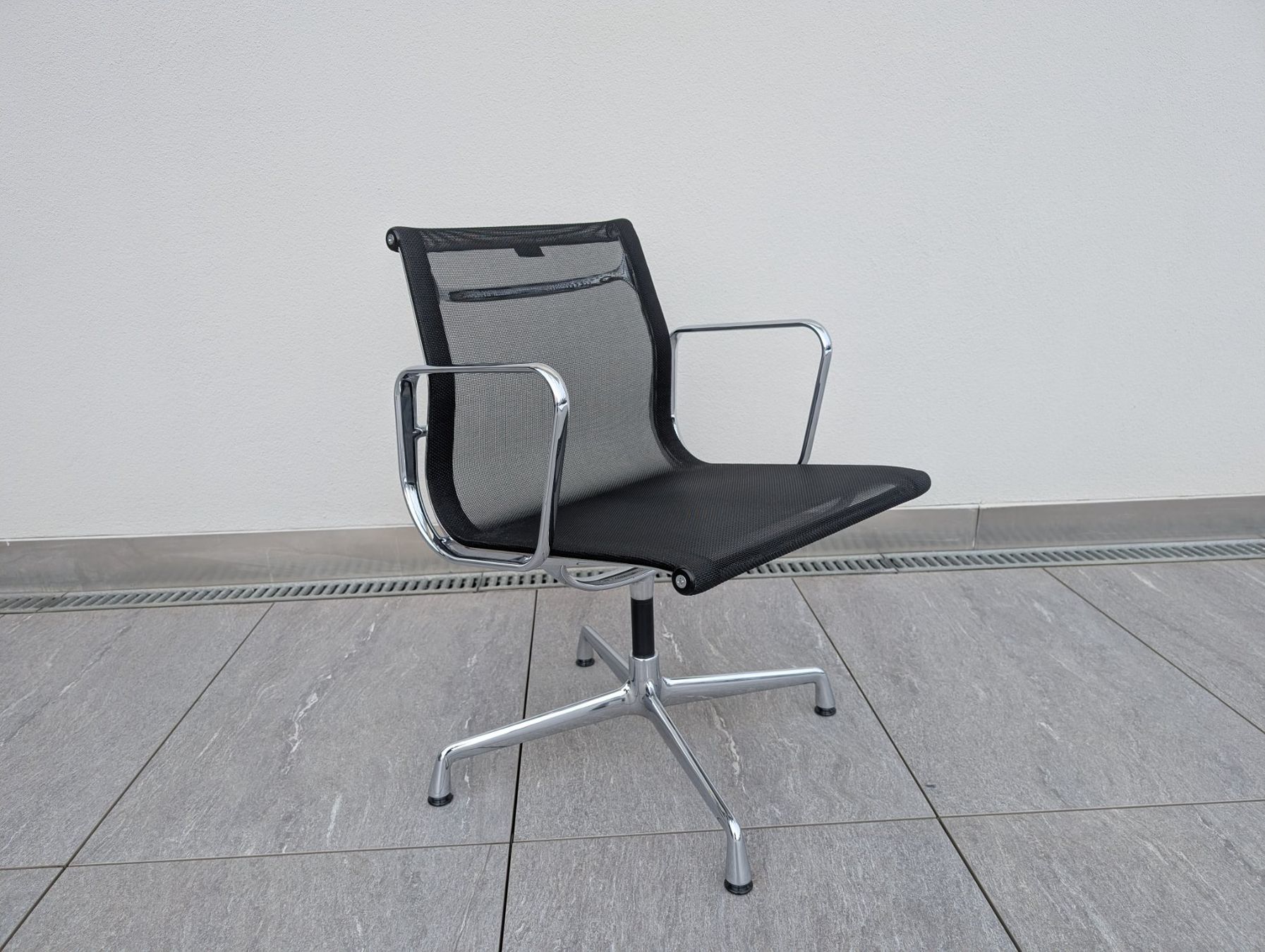 Vitra Sedie: Vitra Eames EA 108 Aluminium Chair Netz – Usato da Rotkreuz venduto da CRLNSC