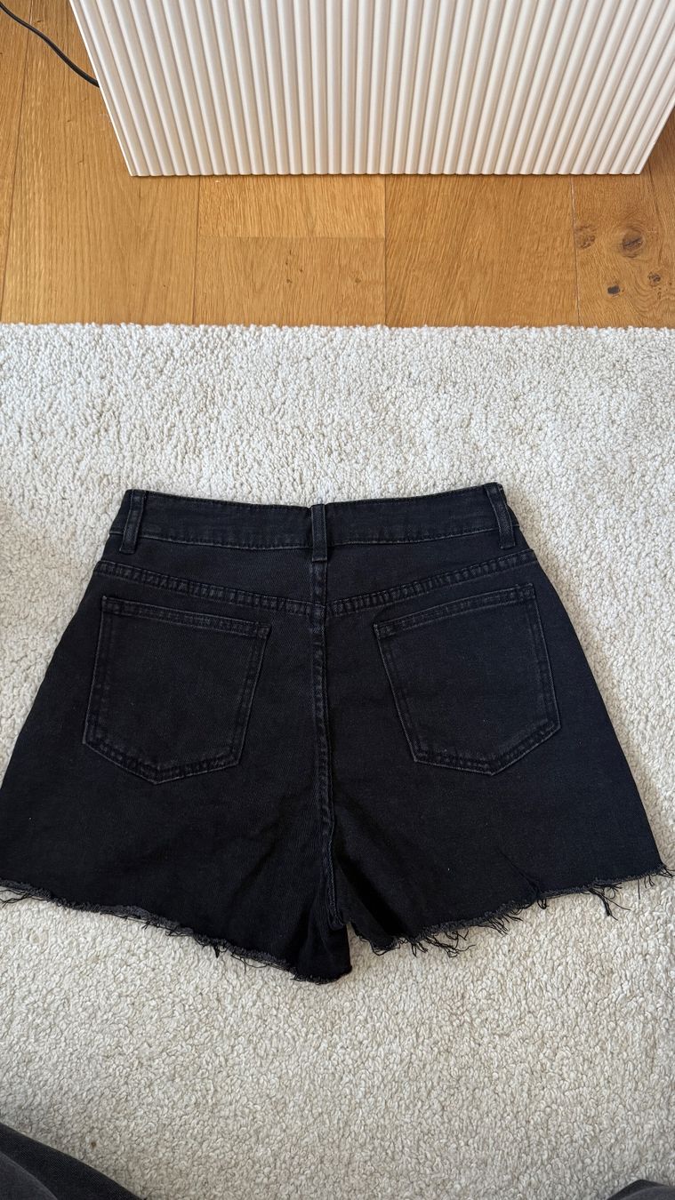 Pantaloni: Shorts neu – Nuovo (secondo la descrizione) da Wil SG venduto da jul_kt7d 1