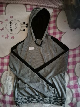 Grauer Kapuzenpullover, Grösse M, ideal für den Herbst!