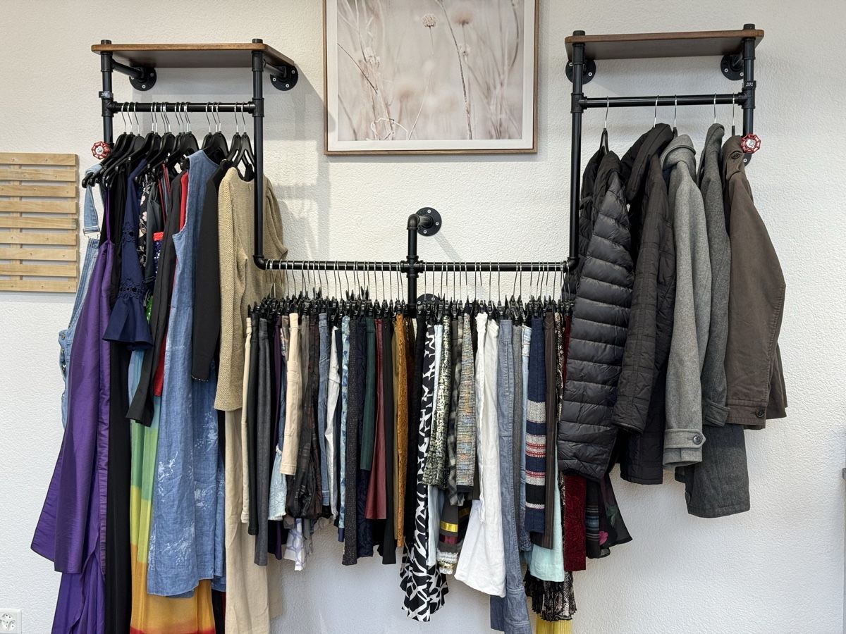 Guardaroba: Industrial Pipe Design Wall Mount Clothes Stand – Usato da Fällanden venduto da emilyeheim