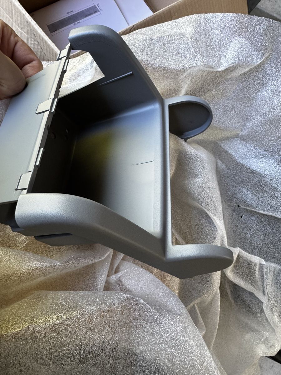 BMW Tutti pezzi di ricambio auto: E46 support cendrier console centrale  – Nuovo e nell'imballaggio originale da Cressier FR venduto da UmbraOminis