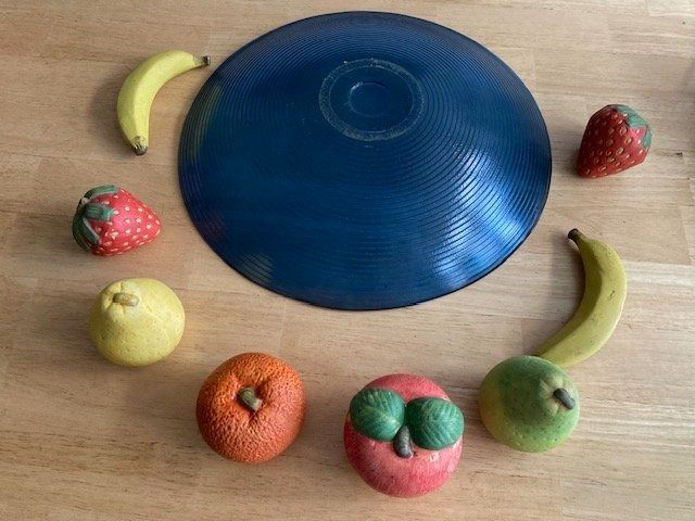 Schalen: wunderschöne blaue Glasschale mit 8 Tonfrüchten – Gebraucht aus Affoltern am Albis von rollotomasi 2