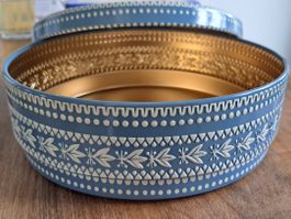 Runde Blechdose taubenblau mit Ornamenten gebraucht