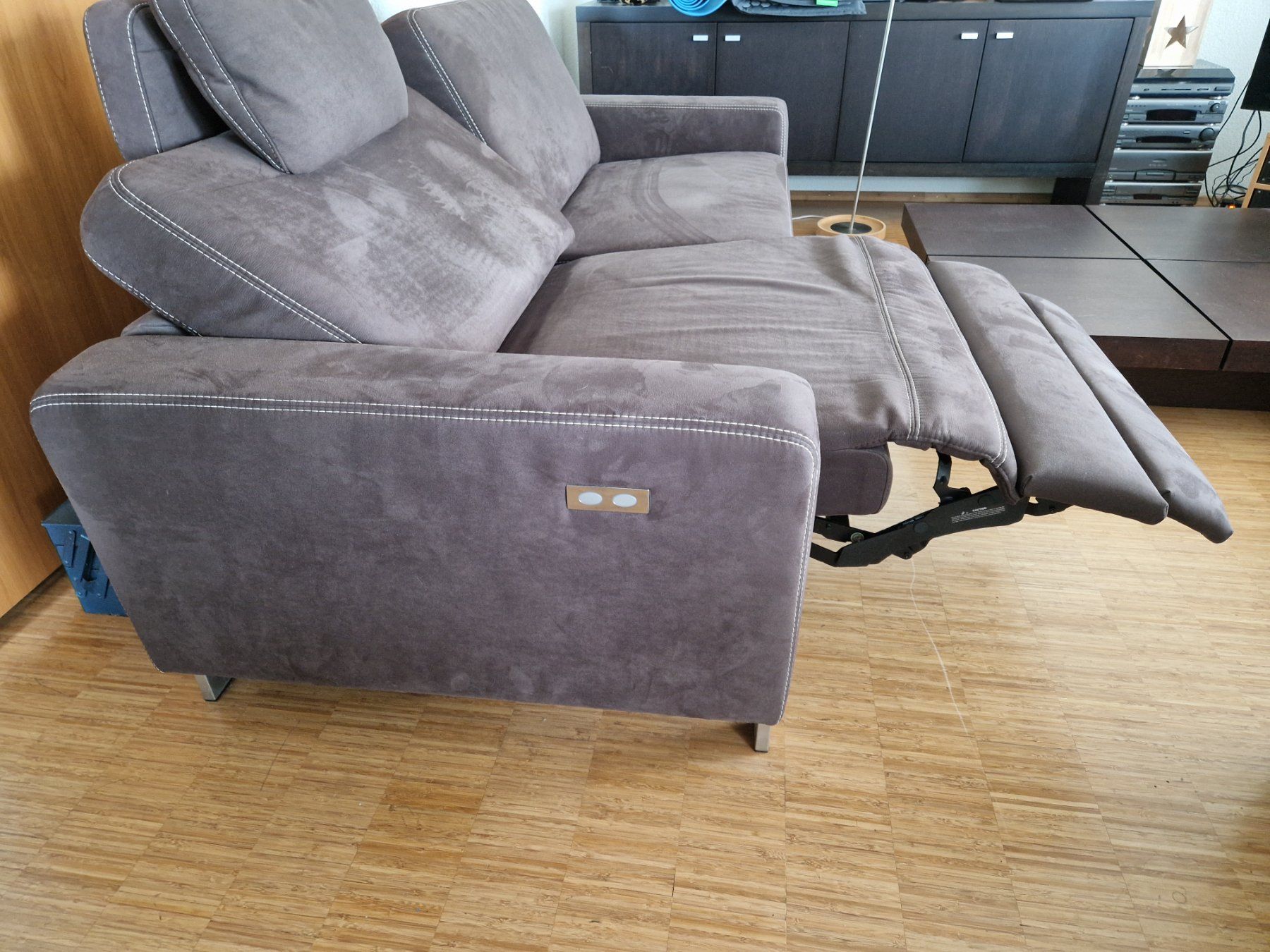 Divani: Gemütliche 3-Sitzer Couch ,Wildleder mit Relaxfunktion – Usato da Wittenbach venduto da garbis 3