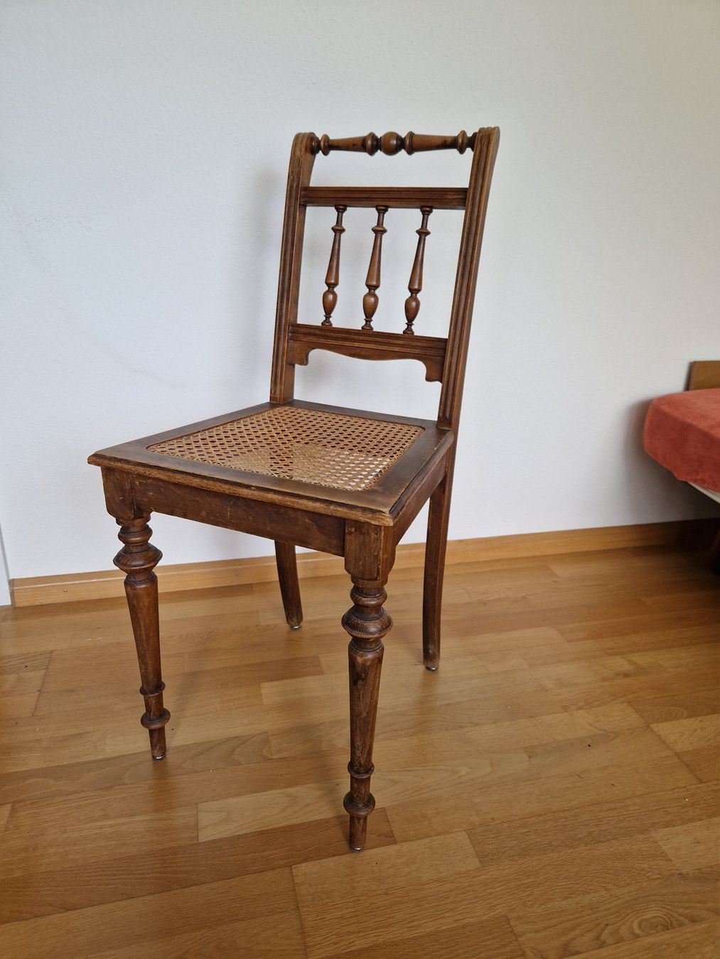 Sedie: Schöner Holzstuhl mit Geflecht – Usato da Basel venduto da earthwalker