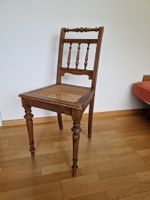 Schöner Holzstuhl mit Geflecht