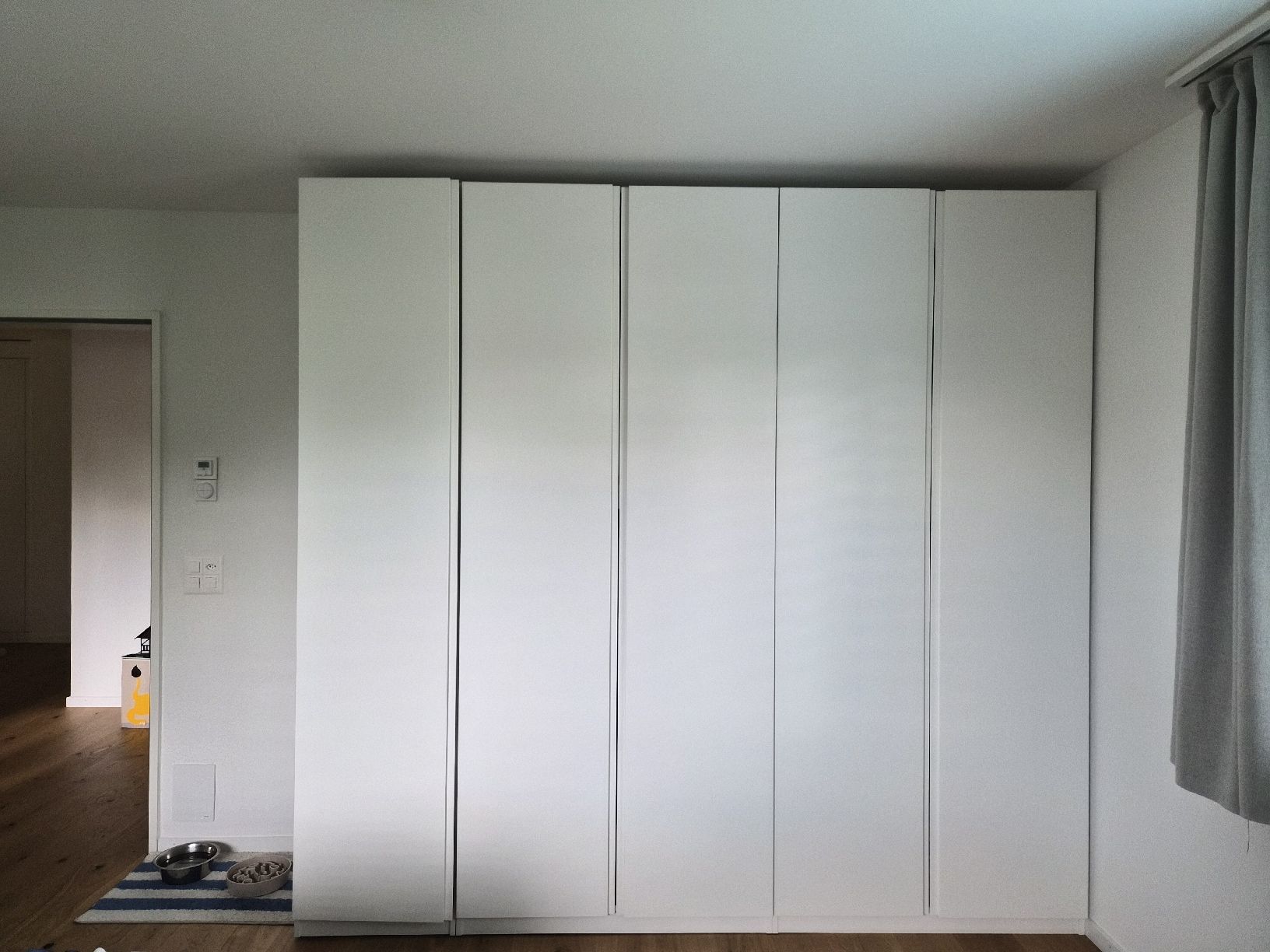 Schränke: White Wardrobe with 5 Doors and Shelving Great Condition – Gebraucht aus Maur von Sofi___