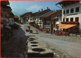 GRUYÈRES la rue pittoresque avec les anciennes mesures