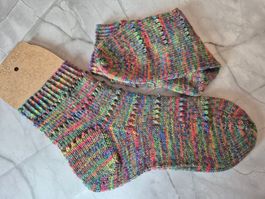 Hand gestrickte Socken Regenbogenfarben Gr. 38/39 - Unikat!