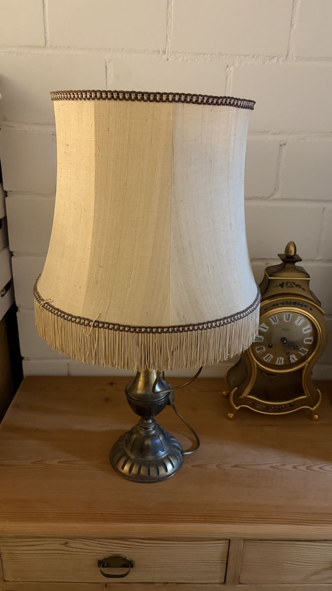 Lampes: Klassische Tischlampe mit Messingfuss und Stoffschirm – D'occasion à Altenrhein par Docdoc