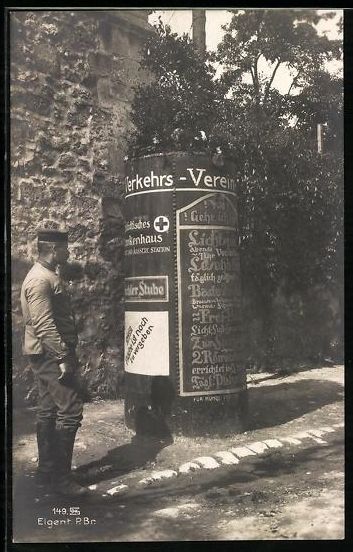 Cartes postales: Soldat an einer Litfasssäule mit Anzeig – D'occasion à Berlin par bartko-reher