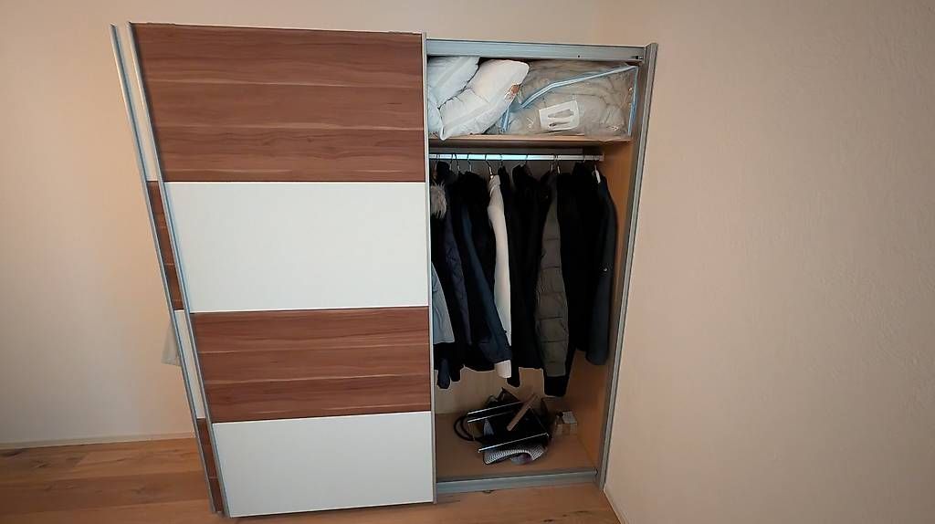 Schränke: Kleiderschrank mit Schiebetüren – Gebraucht aus Aarwangen von Beelzebert 1
