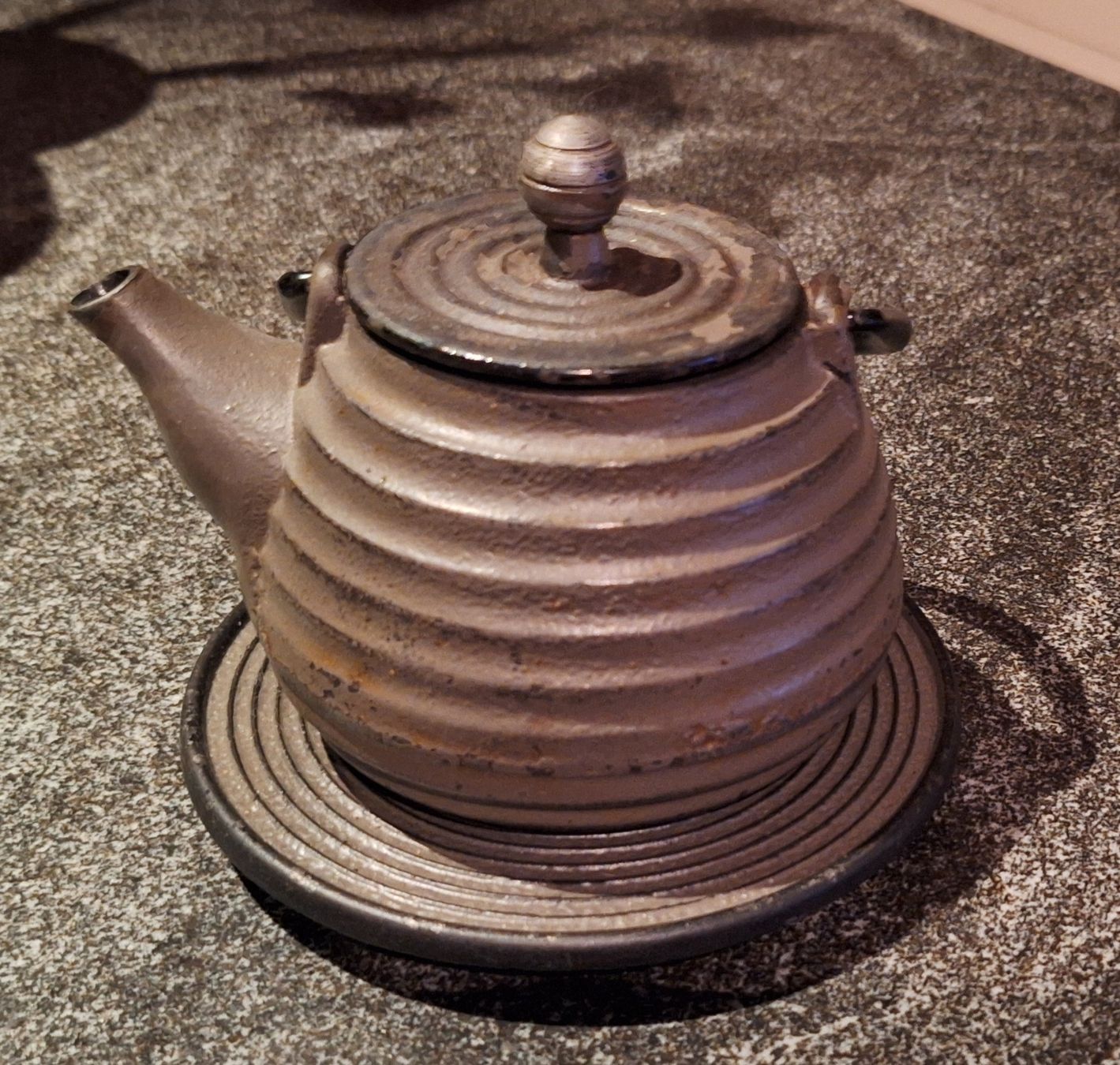 Teiere: Ancienne théière en fonte – Usato da Monthey venduto da ditty