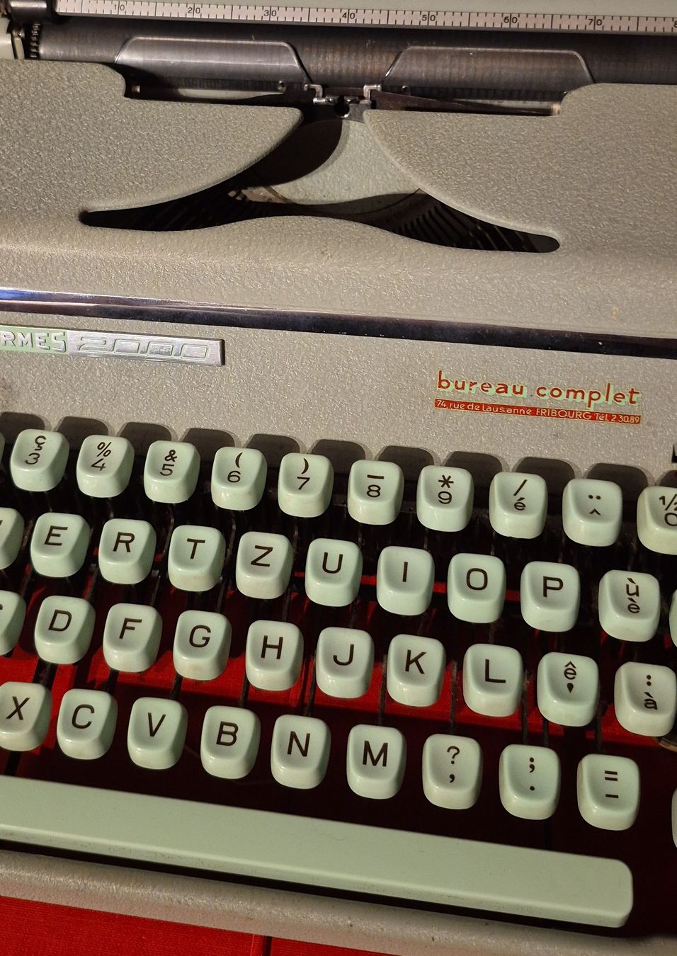 Hermès Macchine da scrivere: Machine à écrire Hermes 2000 vintage - Bureau Complet – Usato da Penthalaz venduto da yve_wsq8