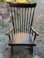 schöner Schaukelstuhl Massivholz Vintage