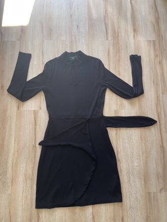 Jolie Robe noire Guess  M neuve lisez les mesures 